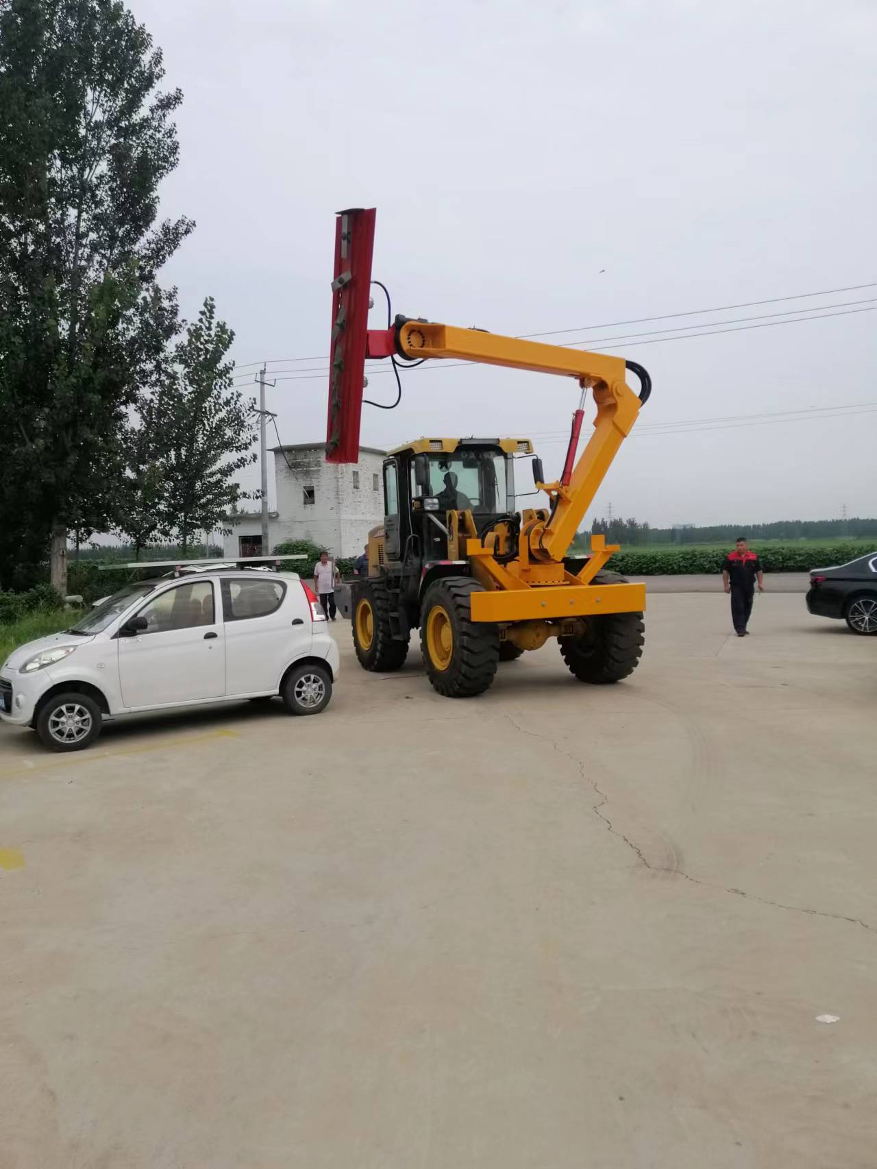 自驾式割草机全自动边坡草绿篱机高速车载修剪机源头厂家