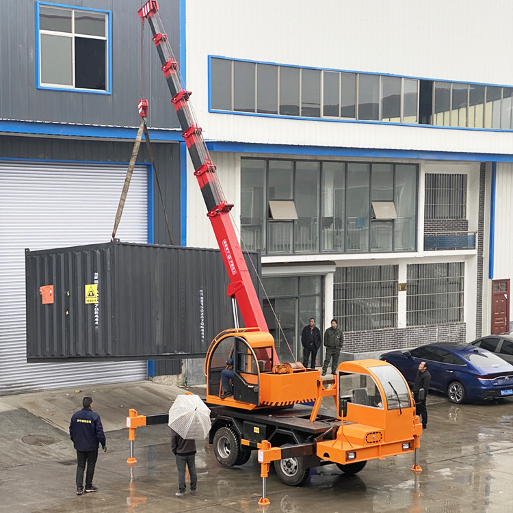 小型汽车底盘5吨工地起重吊机 农村建筑施工柴油小坦克 工程汽车吊