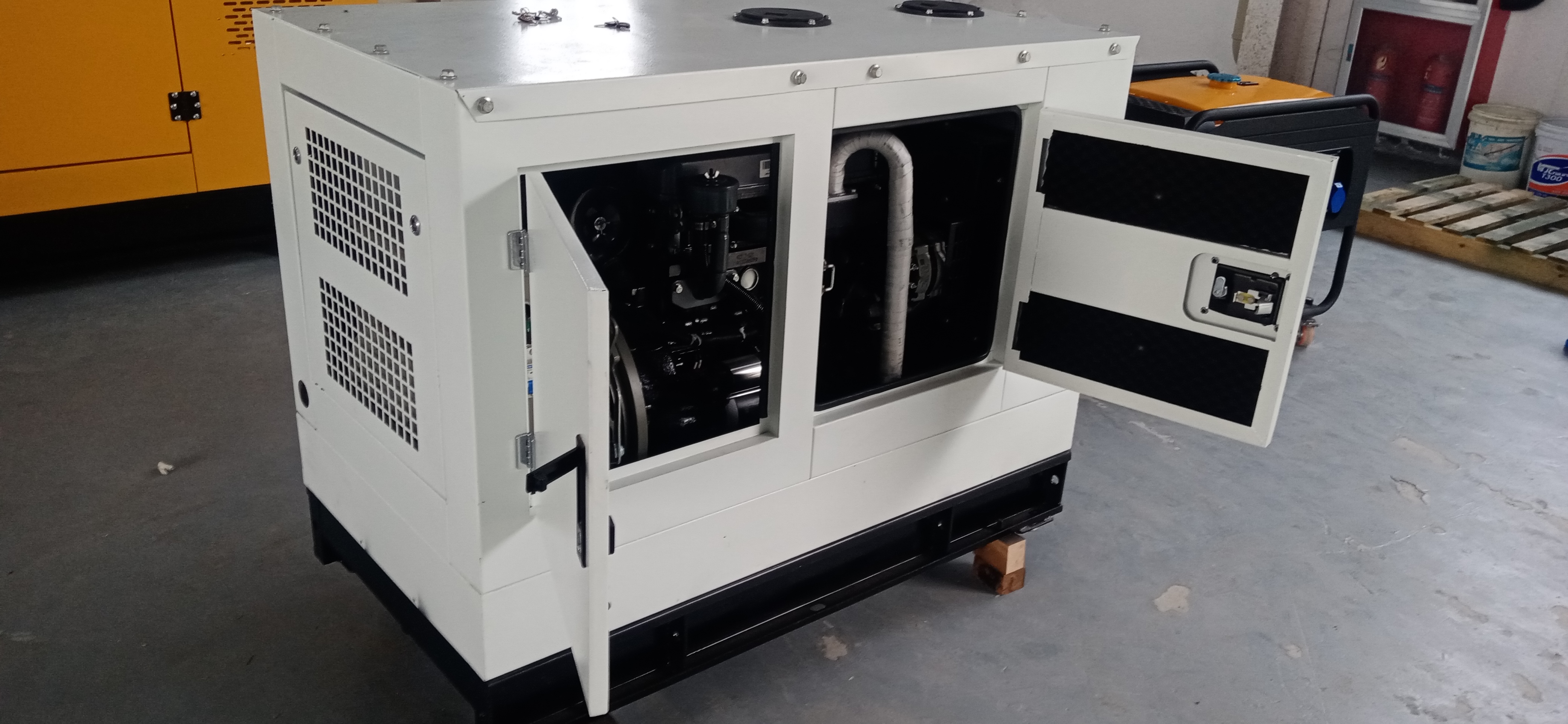 20kw柴油发电机额定电压380V，大泽动力型号TO22000ETLZ，电启动