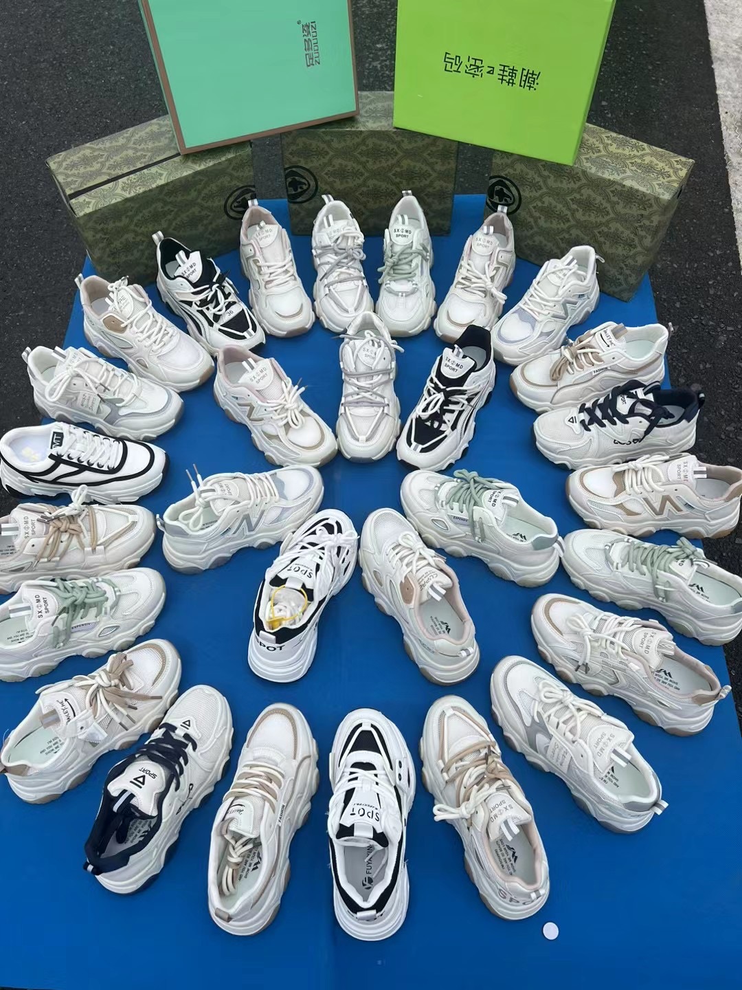 工厂库存尾货断码鞋批发摆摊跑江湖女鞋货源夏季透气网面老爹鞋