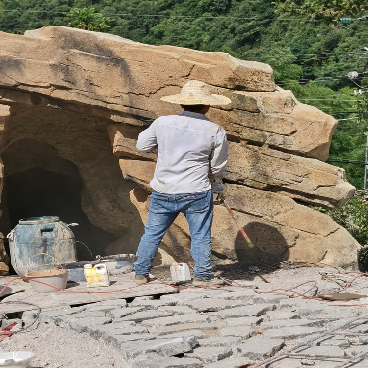 水泥直塑施工 宏岩塑石假山巧妙施工焕然一新