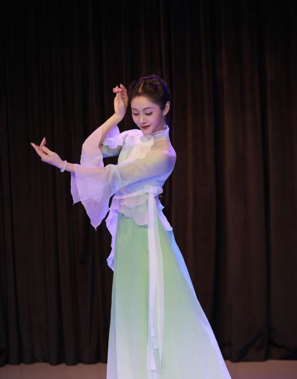 服装租赁 古典舞演出服新款 艺考女子大合唱女 飘逸纱衣