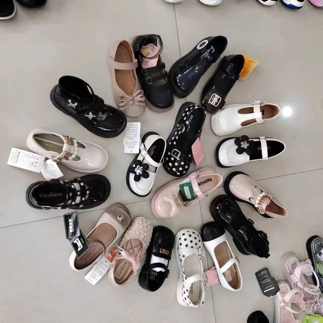 真皮超纤休闲女鞋运动鞋EVA鞋垫平跟通用前系带男女式鞋一手货源