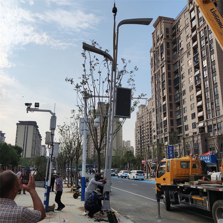 LED一体化5G基站智慧路灯 带视频监控显示屏多杆合一 多功能合一