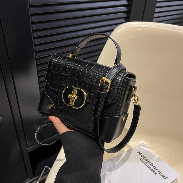 直播货源时尚简约新款手提单肩包女网红爆款厂家直销斜挎盒子小包性价高