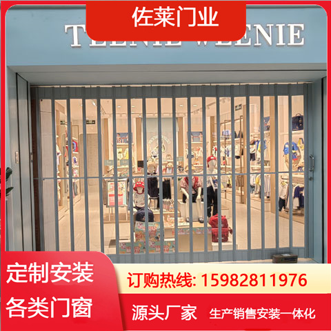商品水晶折叠门安装 找佐莱门业 专做门窗生产安装数十年