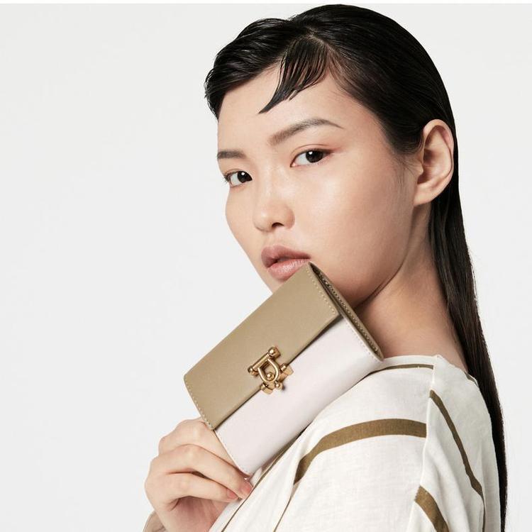 2020夏季新品女士钱包卡扣金属装饰多卡位迷你折叠短款女士手拿包厂家直销