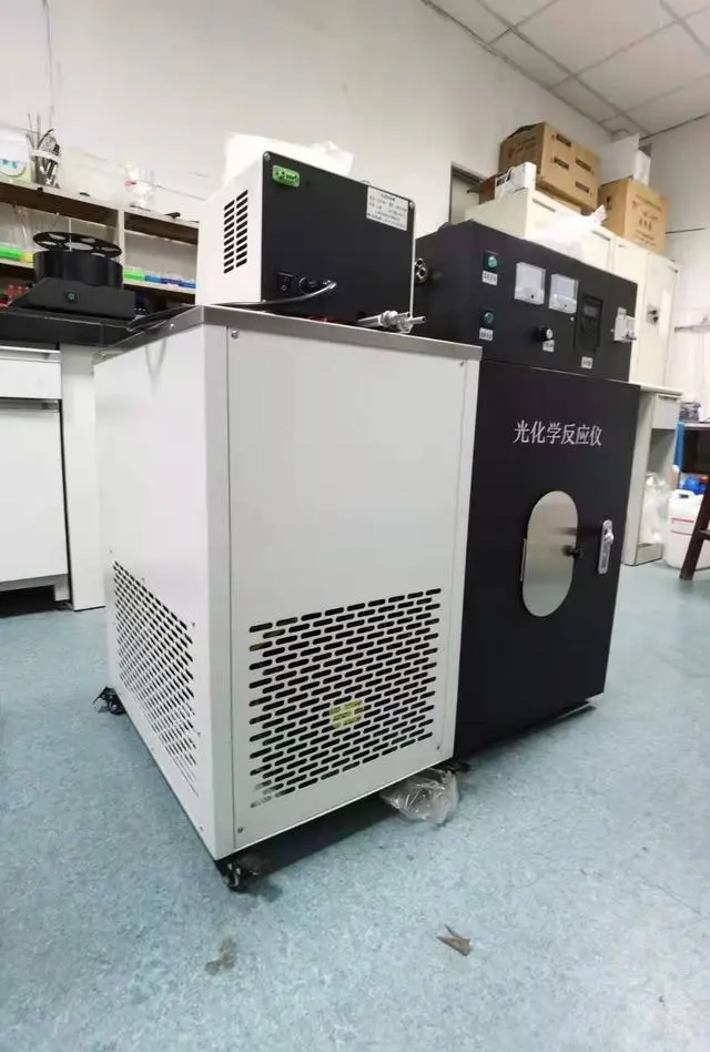 伍跃 实验室模拟紫外线太阳光光照的光化学反应仪