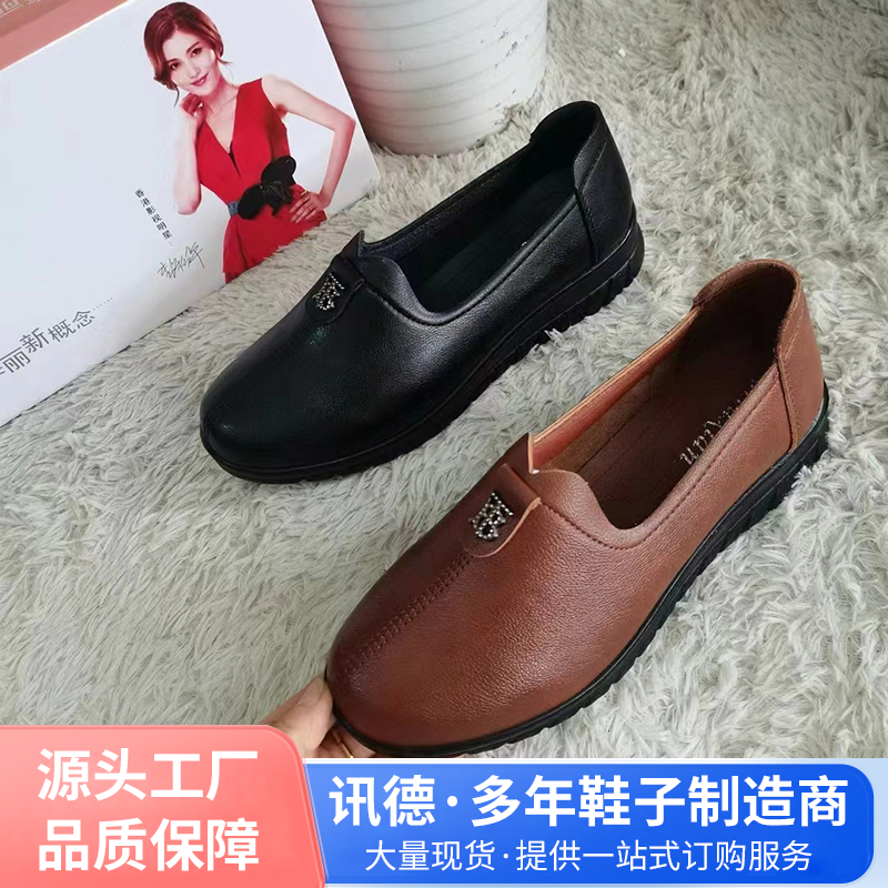 2024春秋新款单鞋女 平底妈妈鞋软底防滑中老年皮鞋 老人工作鞋批发