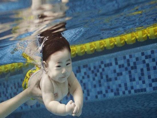 小飞鱼婴儿游泳馆