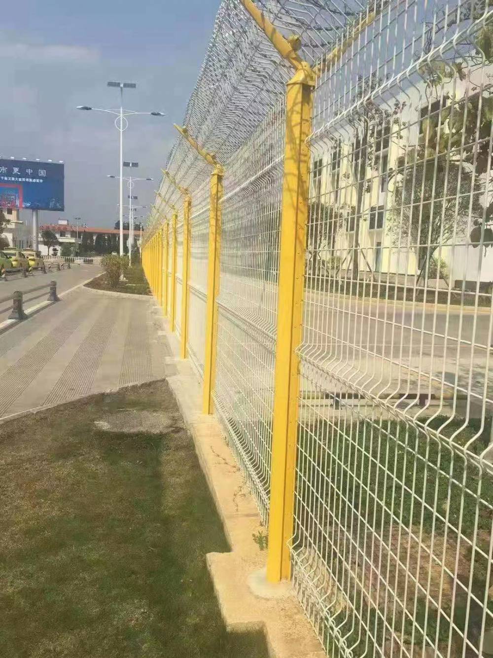 热镀锌防腐隔离网 低碳钢丝浸塑网 机场公路围界专用