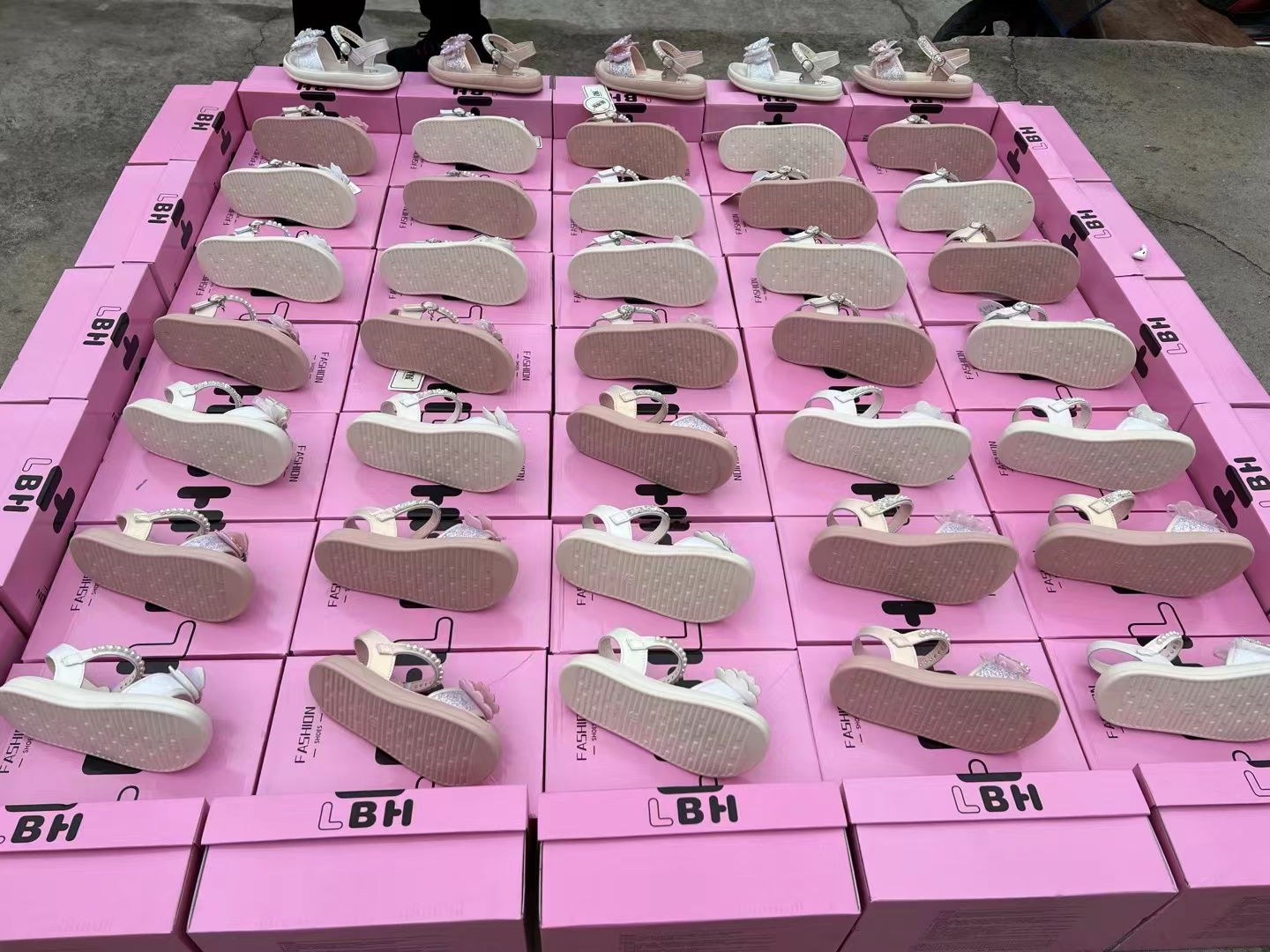 真皮超纤休闲女鞋运动鞋EVA鞋垫平跟通用前系带男女式鞋一手货源