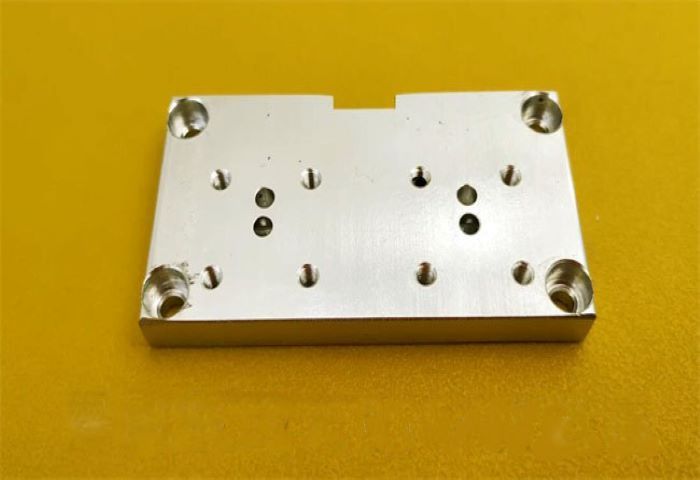 布莱特磨粒流加工：铝合金，铜件小孔内孔抛光去毛刺