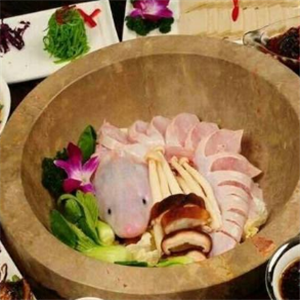 湘菜馆石锅鱼