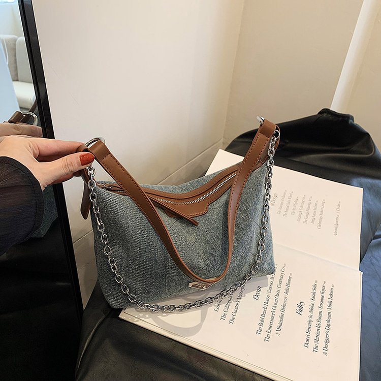 直播货源厂家直销简约新款女包2023网红休闲百搭斜挎牛仔布链条