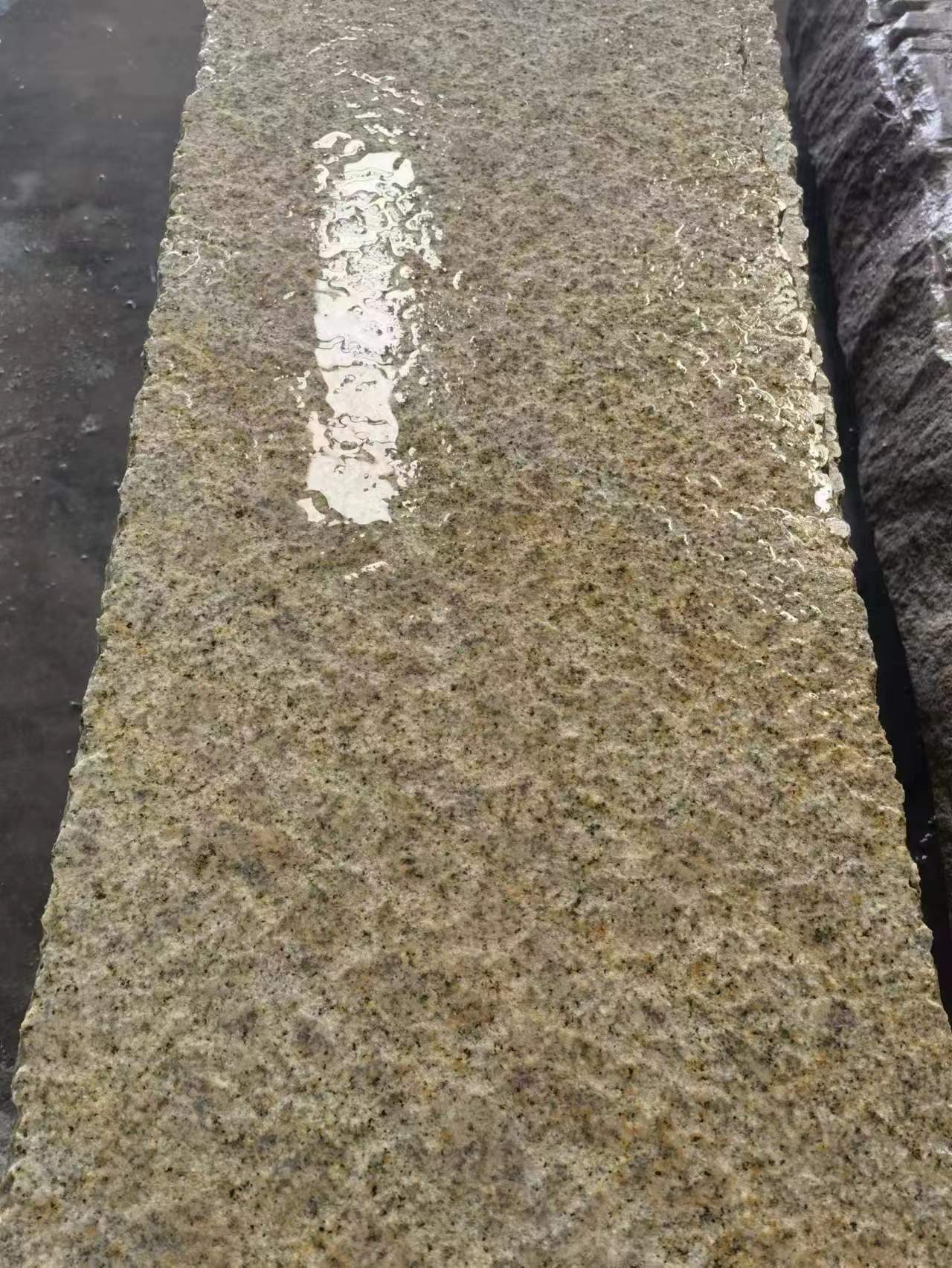 花岗岩荔枝面户外工程板黄锈石 机械切割 自然面地铺石材 鲁昊