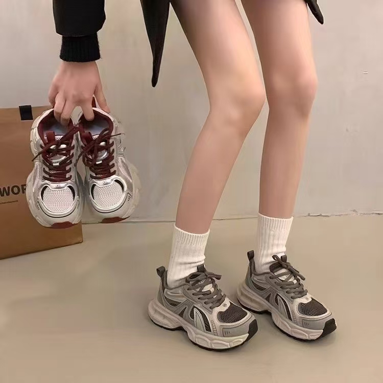 2025年春夏季新款透气网面女士百搭超轻软底运动鞋女杂鞋地摊断码
