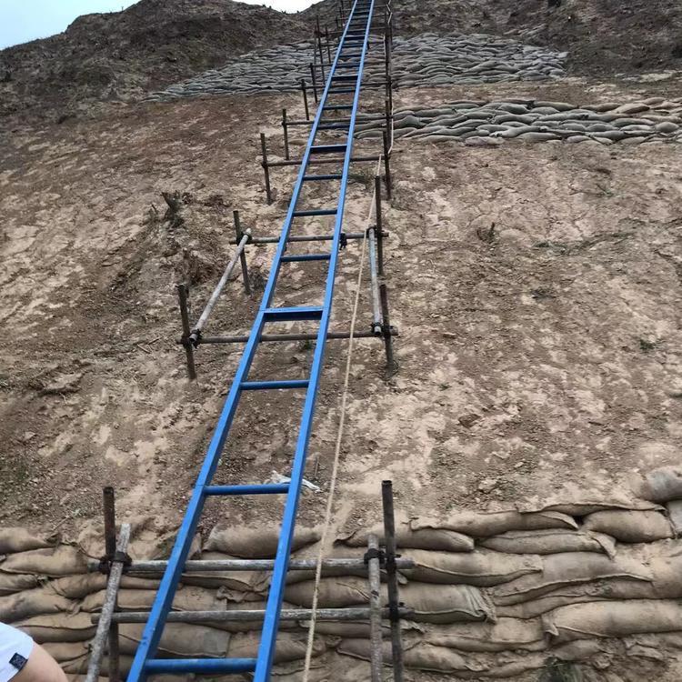 斜坡爬上料机架设移动方便 工地机器 芮栏机械