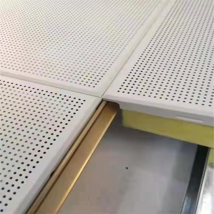 厂 家铝合金 穿孔吸音板冲孔铝扣板吊顶材料隔音板机房高铁站机场用