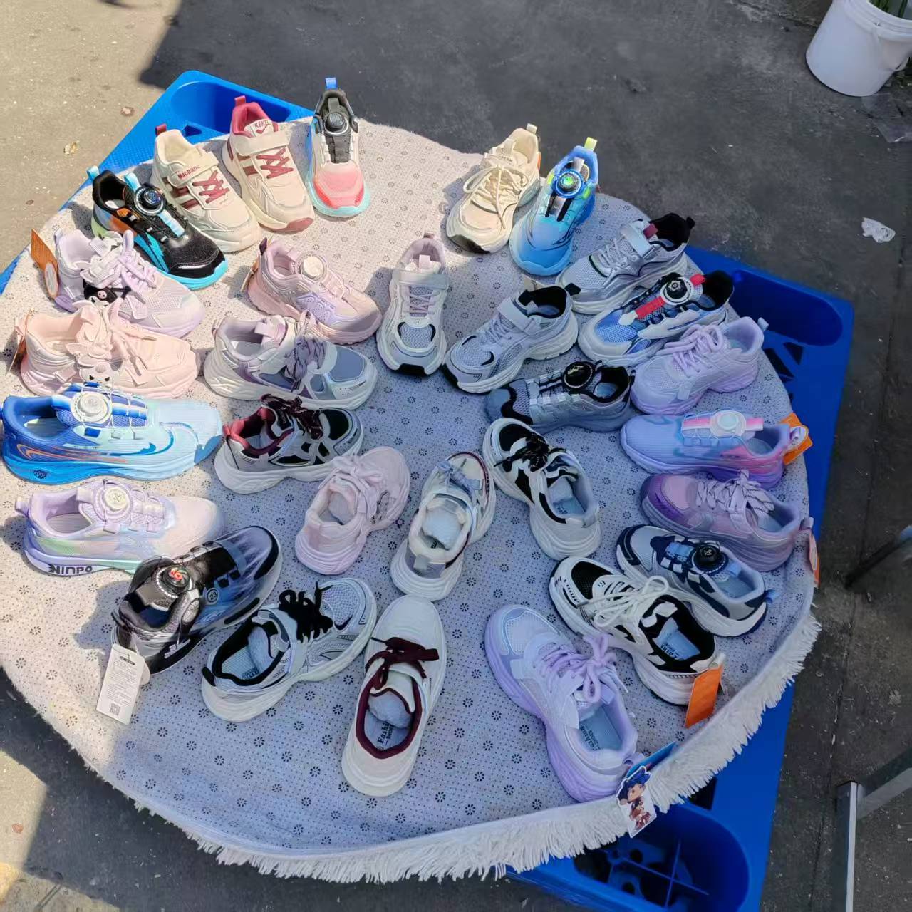 整单库存鞋尾货鞋批发 直播夜市走量杂款女式板鞋 断码直播