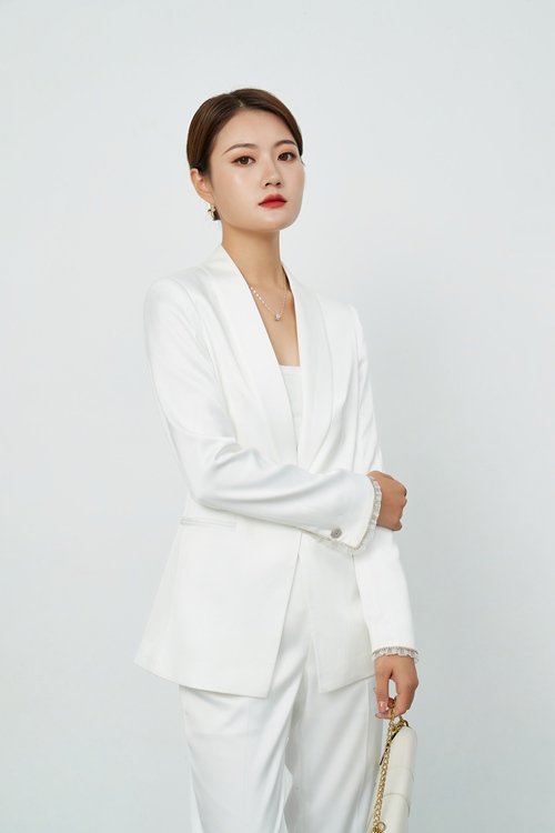 白色女士西服定制 职场女性服装 专属个性定制