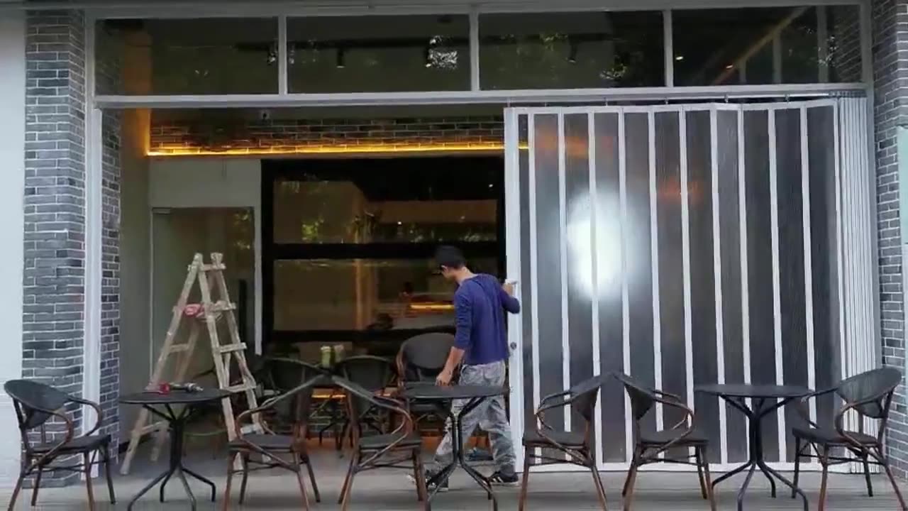 水晶折叠门pvc铝合金弧形防盗无下轨道推拉商铺透明卷帘加工