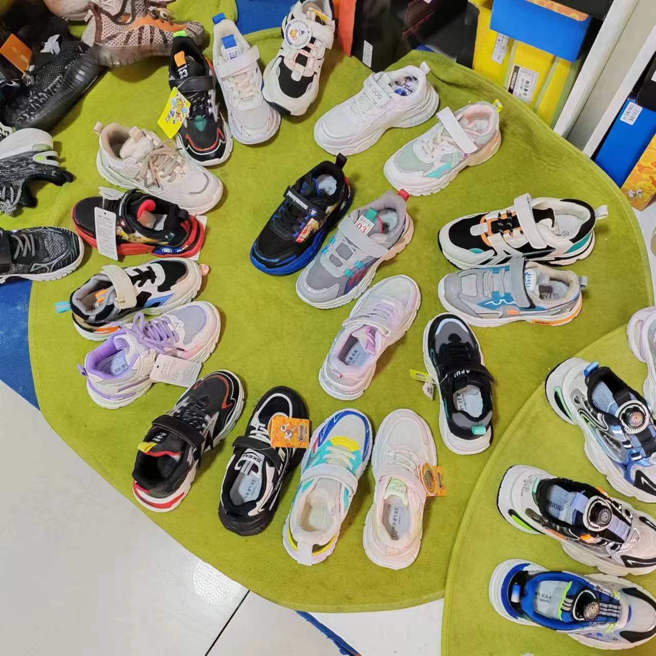外贸地摊鞋批发 处理杂款男女鞋断码品牌运动鞋 库存鞋厂家供应
